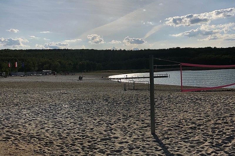 Sandstrand mit Volleyballnetz am Berzdorfer See